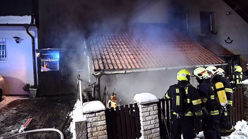 Při požáru rodinného domu v Praze byli zraněni čtyři lidé